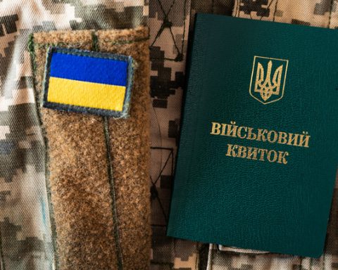 Військовий квиток і нашивка прапор України