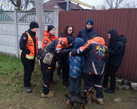 Поліція і пошуковий загін