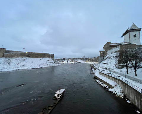 Естонський і російська фортеці Праворуч – Нарвський замок, у якому знаходиться міський музей. З іншого боку, всього за 101 метр через річку, знаходиться Івангородська фортеця в Росії.