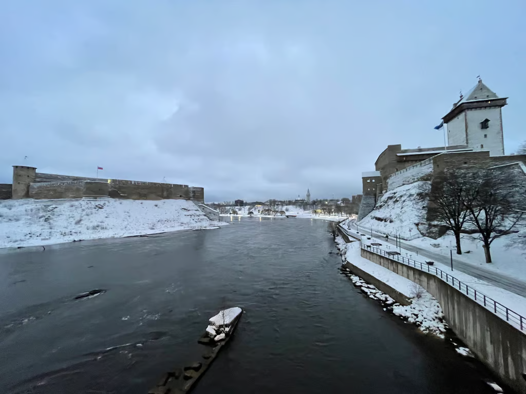 Естонський і російська фортеці Праворуч – Нарвський замок, у якому знаходиться міський музей. З іншого боку, всього за 101 метр через річку, знаходиться Івангородська фортеця в Росії.