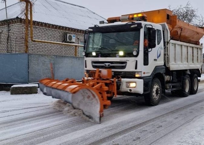 Машина прибирає сніг