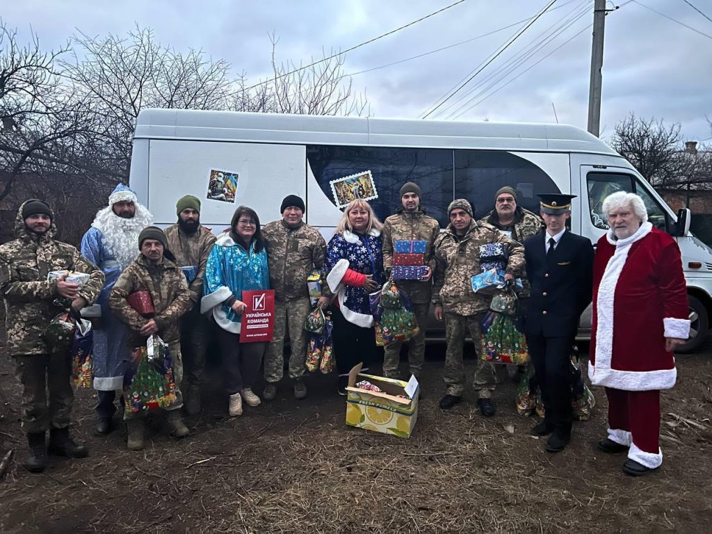 Волонтери з Дніпра вітають військових на фронті