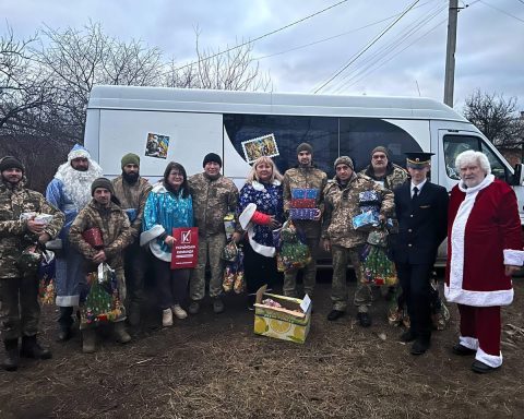 Волонтери з Дніпра вітають військових на фронті