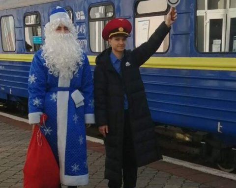 Дід мороз і провідник біля залізничного вагону