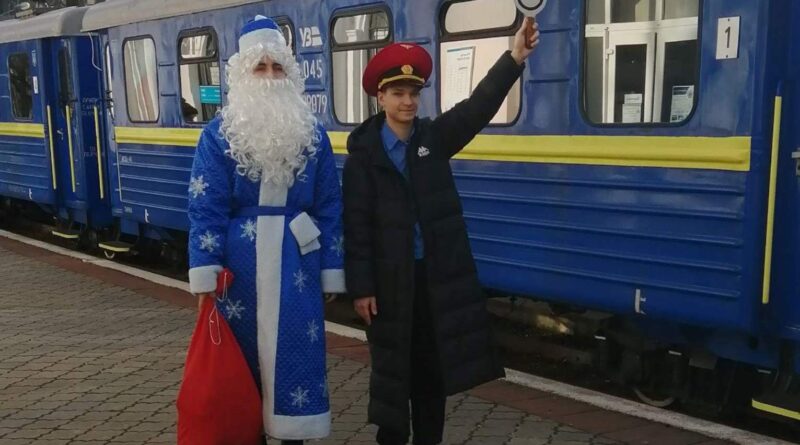 Дід мороз і провідник біля залізничного вагону