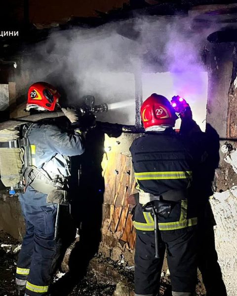 Рятувальники ліквідують пожежу
