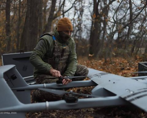 Українські дрони і військовий України