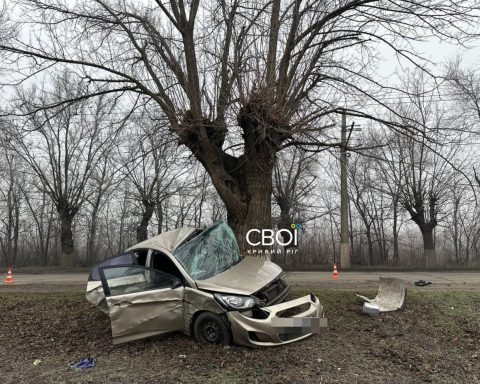 Машина врізалась в дерево