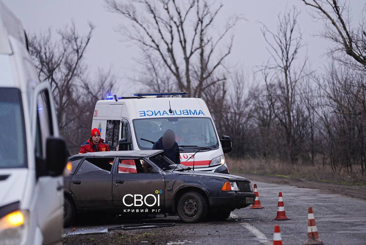 Швидка допомагає постраждалому в наслідок ДТП