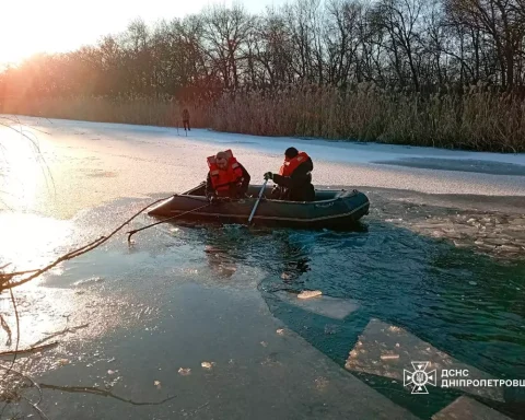 Рятувальники обстежують місце трагедії