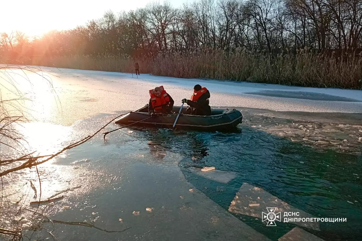 Рятувальники обстежують місце трагедії