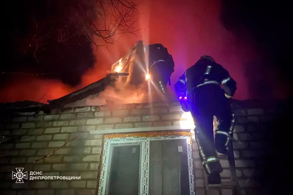 Рятувальники ліквідують пожежу