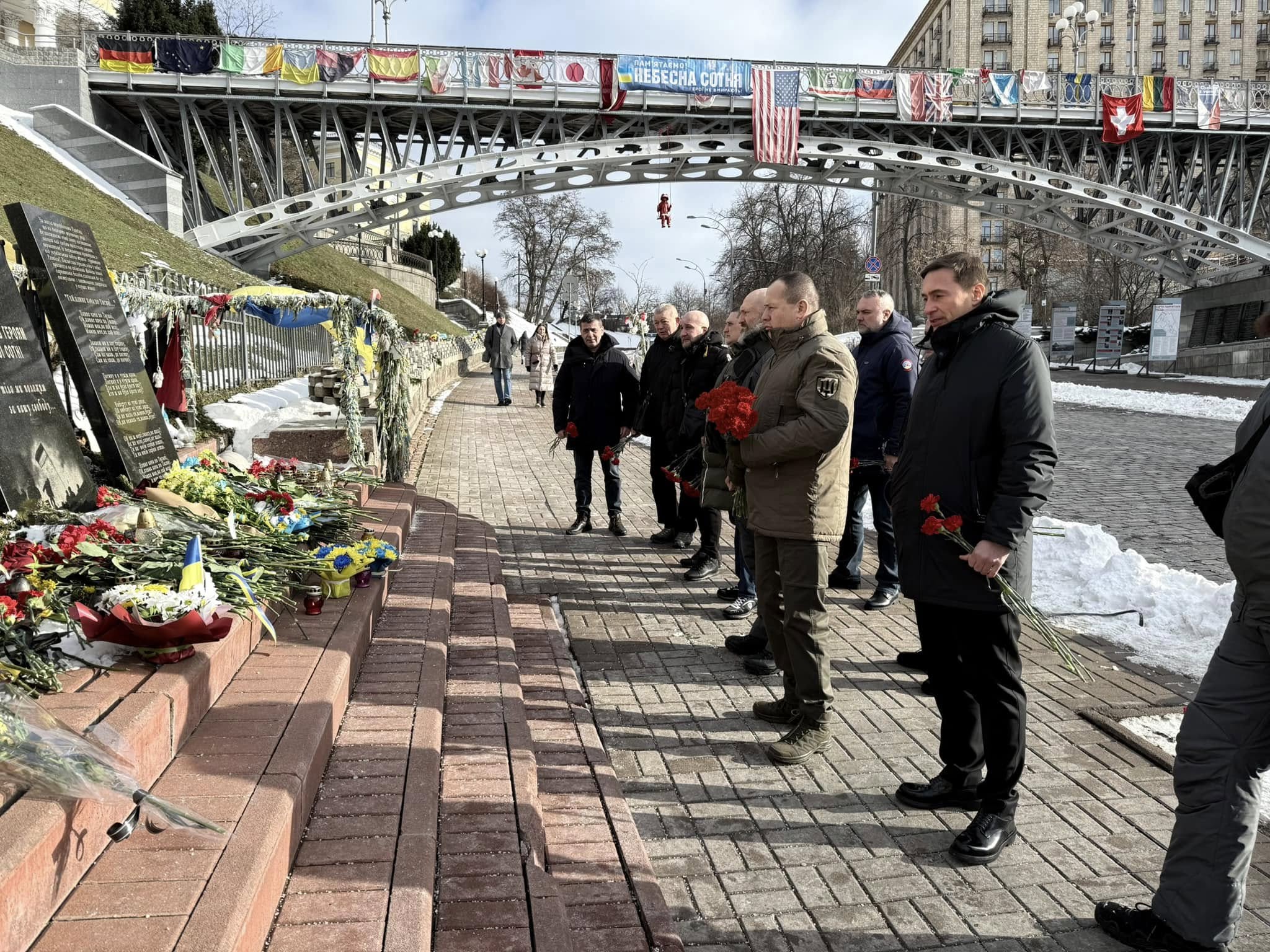 Артура Палатний і представники партії УДАР і волонтери Української команди вшановують Небесну Сотню