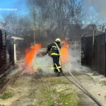 Рятувальник ліквідує палаючий автомобіль