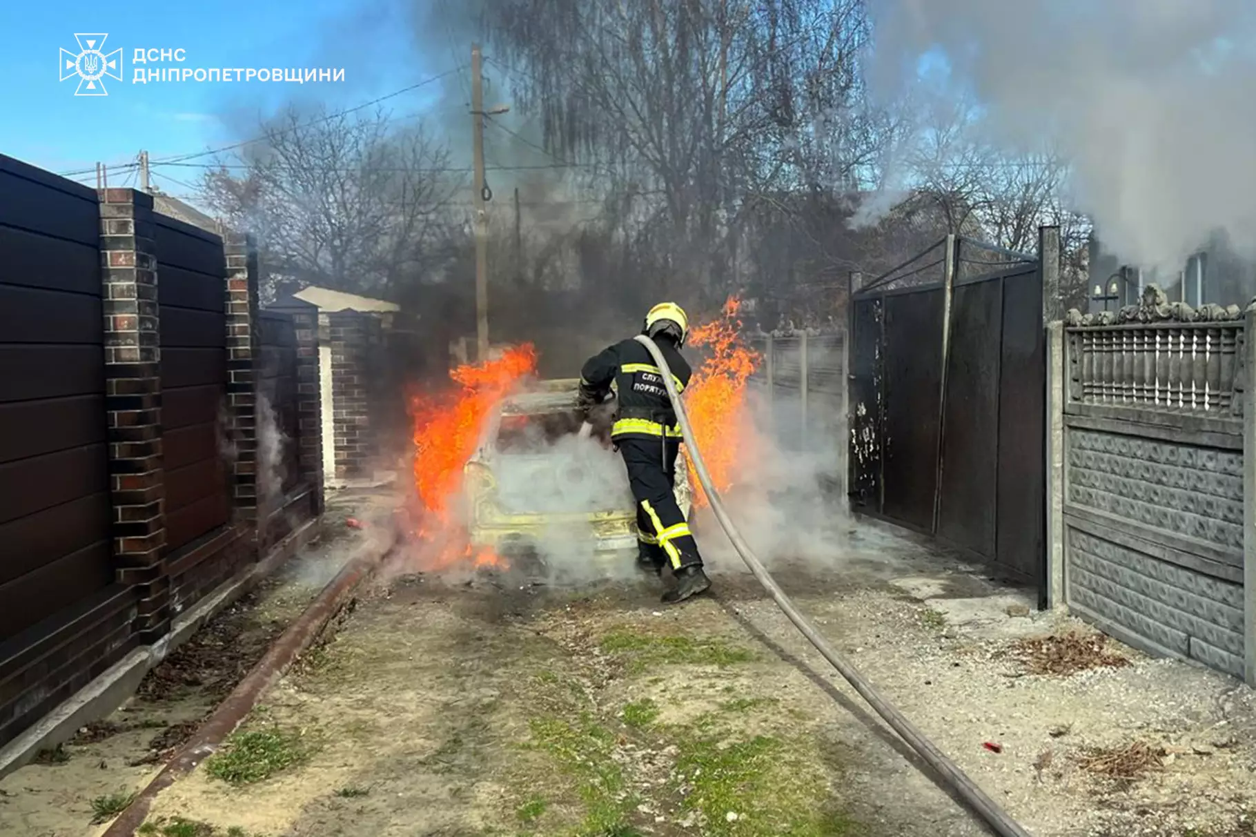 Рятувальник ліквідує палаючий автомобіль