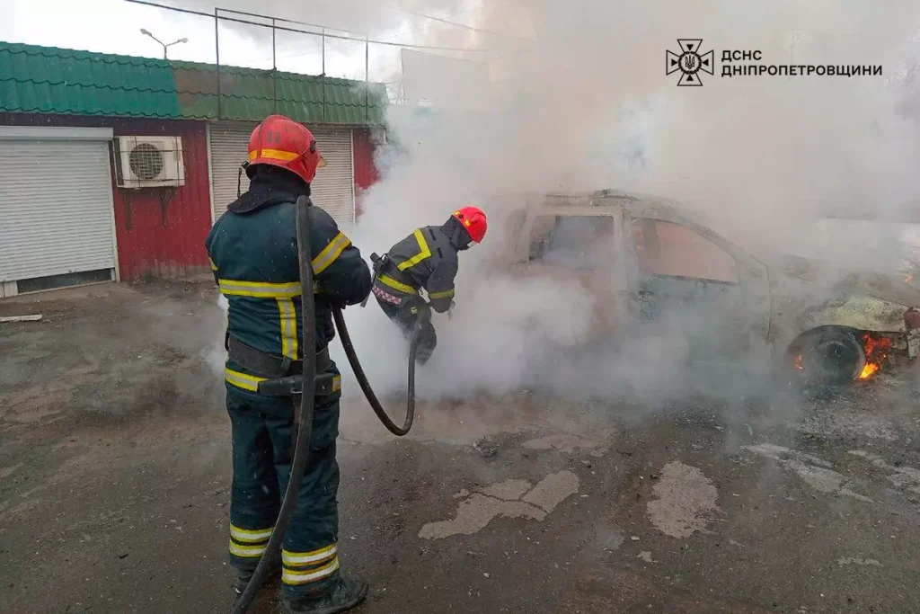 ДСНС ліквідують палаючий автомобіль