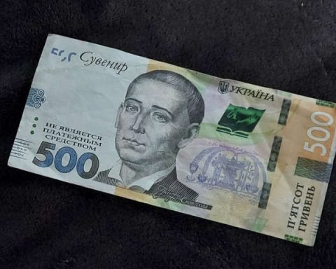 Сувенірні 500 грн