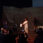 У Дніпрі розпочали знімати повнометражний документальний фільм "Точка зцілення", присвячений ветерану, актору та засновнику патріотичного театру "Арт-фронт" Ігорю Кирильчатенку. Режисерка Катерина Стрельченко розповіла Суспільному: стрічка розповість про адаптацію військових до цивільного життя через творчість та театральне мистецтво. "Історія Ігоря Кирильчатенка надихає мене багато років. Він – творча людина, яка двічі добровільно стала на захист України. Мистецтво допомогло йому пережити важкі часи депресії та знайти сили рухатися далі. Цей фільм стане мотивацією для багатьох військових, які переживають схожий досвід", — зазначила вона. Про адаптацію через творчість. У Дніпрі стартували зйомки документального фільму про актора-ветерана війни Режисерка Катерина Стрельченко. Особистий архів За словами Ігоря Кирильчатенка, театр "Арт-фронт" має особливий формат – це місце зустрічі друзів, де немає жодного тиску, а кожна вистава підіймає гострі соціальні теми: наслідки посттравматичного стресового розладу, інвалідність ветеранів війни, полон і втрату слуху через бойові травми. Про адаптацію через творчість. У Дніпрі стартували зйомки документального фільму про актора-ветерана війни Ветеран, актор та засновник патріотичного театру "Арт-фронт" Ігор Кирильчатенко. Суспільне Дніпро Зйомки фільму стартували у театрі, де нині триває підготовка нової вистави за мотивами творів письменника Бориса Гуменюка, який зник безвісти у грудні 2022 року під час оборони Бахмута. Про адаптацію через творчість. У Дніпрі стартували зйомки документального фільму про актора-ветерана війни Старт зйомок фільму "Точка зцілення".