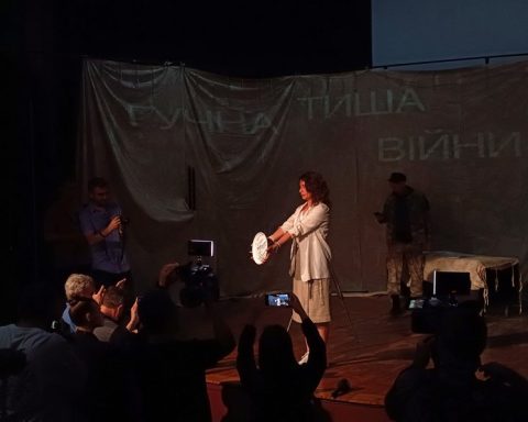 У Дніпрі розпочали знімати повнометражний документальний фільм "Точка зцілення", присвячений ветерану, актору та засновнику патріотичного театру "Арт-фронт" Ігорю Кирильчатенку. Режисерка Катерина Стрельченко розповіла Суспільному: стрічка розповість про адаптацію військових до цивільного життя через творчість та театральне мистецтво. "Історія Ігоря Кирильчатенка надихає мене багато років. Він – творча людина, яка двічі добровільно стала на захист України. Мистецтво допомогло йому пережити важкі часи депресії та знайти сили рухатися далі. Цей фільм стане мотивацією для багатьох військових, які переживають схожий досвід", — зазначила вона. Про адаптацію через творчість. У Дніпрі стартували зйомки документального фільму про актора-ветерана війни Режисерка Катерина Стрельченко. Особистий архів За словами Ігоря Кирильчатенка, театр "Арт-фронт" має особливий формат – це місце зустрічі друзів, де немає жодного тиску, а кожна вистава підіймає гострі соціальні теми: наслідки посттравматичного стресового розладу, інвалідність ветеранів війни, полон і втрату слуху через бойові травми. Про адаптацію через творчість. У Дніпрі стартували зйомки документального фільму про актора-ветерана війни Ветеран, актор та засновник патріотичного театру "Арт-фронт" Ігор Кирильчатенко. Суспільне Дніпро Зйомки фільму стартували у театрі, де нині триває підготовка нової вистави за мотивами творів письменника Бориса Гуменюка, який зник безвісти у грудні 2022 року під час оборони Бахмута. Про адаптацію через творчість. У Дніпрі стартували зйомки документального фільму про актора-ветерана війни Старт зйомок фільму "Точка зцілення".