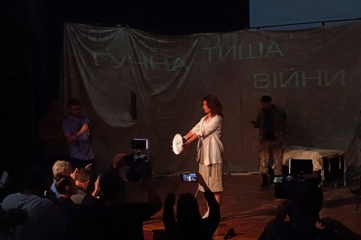 У Дніпрі розпочали знімати повнометражний документальний фільм "Точка зцілення", присвячений ветерану, актору та засновнику патріотичного театру "Арт-фронт" Ігорю Кирильчатенку. Режисерка Катерина Стрельченко розповіла Суспільному: стрічка розповість про адаптацію військових до цивільного життя через творчість та театральне мистецтво. "Історія Ігоря Кирильчатенка надихає мене багато років. Він – творча людина, яка двічі добровільно стала на захист України. Мистецтво допомогло йому пережити важкі часи депресії та знайти сили рухатися далі. Цей фільм стане мотивацією для багатьох військових, які переживають схожий досвід", — зазначила вона. Про адаптацію через творчість. У Дніпрі стартували зйомки документального фільму про актора-ветерана війни Режисерка Катерина Стрельченко. Особистий архів За словами Ігоря Кирильчатенка, театр "Арт-фронт" має особливий формат – це місце зустрічі друзів, де немає жодного тиску, а кожна вистава підіймає гострі соціальні теми: наслідки посттравматичного стресового розладу, інвалідність ветеранів війни, полон і втрату слуху через бойові травми. Про адаптацію через творчість. У Дніпрі стартували зйомки документального фільму про актора-ветерана війни Ветеран, актор та засновник патріотичного театру "Арт-фронт" Ігор Кирильчатенко. Суспільне Дніпро Зйомки фільму стартували у театрі, де нині триває підготовка нової вистави за мотивами творів письменника Бориса Гуменюка, який зник безвісти у грудні 2022 року під час оборони Бахмута. Про адаптацію через творчість. У Дніпрі стартували зйомки документального фільму про актора-ветерана війни Старт зйомок фільму "Точка зцілення".