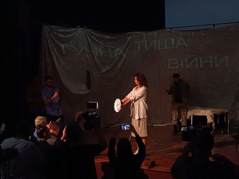 У Дніпрі розпочали знімати повнометражний документальний фільм "Точка зцілення", присвячений ветерану, актору та засновнику патріотичного театру "Арт-фронт" Ігорю Кирильчатенку. Режисерка Катерина Стрельченко розповіла Суспільному: стрічка розповість про адаптацію військових до цивільного життя через творчість та театральне мистецтво. "Історія Ігоря Кирильчатенка надихає мене багато років. Він – творча людина, яка двічі добровільно стала на захист України. Мистецтво допомогло йому пережити важкі часи депресії та знайти сили рухатися далі. Цей фільм стане мотивацією для багатьох військових, які переживають схожий досвід", — зазначила вона. Про адаптацію через творчість. У Дніпрі стартували зйомки документального фільму про актора-ветерана війни Режисерка Катерина Стрельченко. Особистий архів За словами Ігоря Кирильчатенка, театр "Арт-фронт" має особливий формат – це місце зустрічі друзів, де немає жодного тиску, а кожна вистава підіймає гострі соціальні теми: наслідки посттравматичного стресового розладу, інвалідність ветеранів війни, полон і втрату слуху через бойові травми. Про адаптацію через творчість. У Дніпрі стартували зйомки документального фільму про актора-ветерана війни Ветеран, актор та засновник патріотичного театру "Арт-фронт" Ігор Кирильчатенко. Суспільне Дніпро Зйомки фільму стартували у театрі, де нині триває підготовка нової вистави за мотивами творів письменника Бориса Гуменюка, який зник безвісти у грудні 2022 року під час оборони Бахмута. Про адаптацію через творчість. У Дніпрі стартували зйомки документального фільму про актора-ветерана війни Старт зйомок фільму "Точка зцілення".