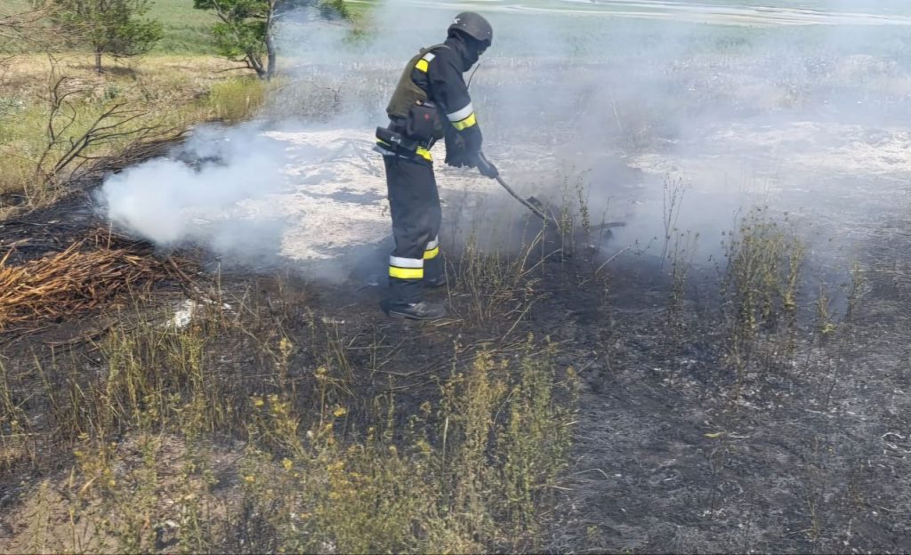 Пожежник ліквідує пожежу