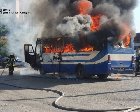 Автобус в полум'ї