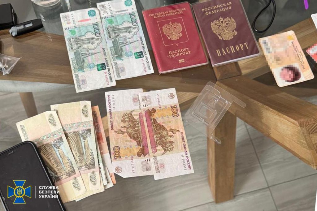 російський паспорт і гроші