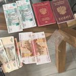 російський паспорт і гроші