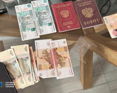 російський паспорт і гроші
