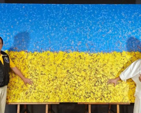 Найбільший Український прапор написаний олійними фарбами