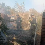 ДСНС ліквідують пожежу в наслідок обстрілу в Нікополі