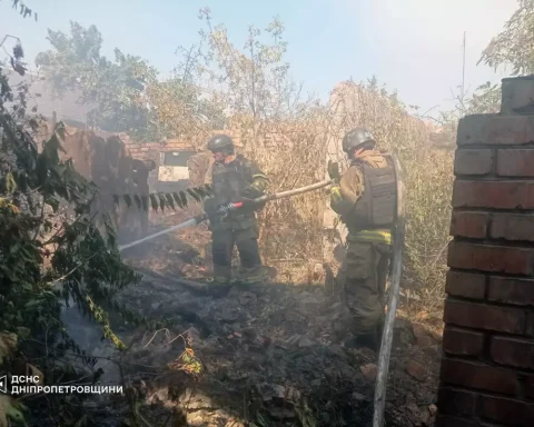 ДСНС ліквідують пожежу в наслідок обстрілу в Нікополі