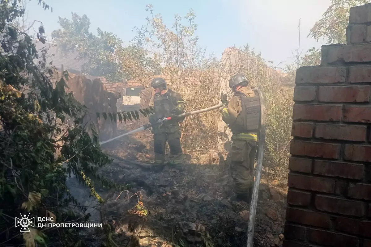ДСНС ліквідують пожежу в наслідок обстрілу в Нікополі