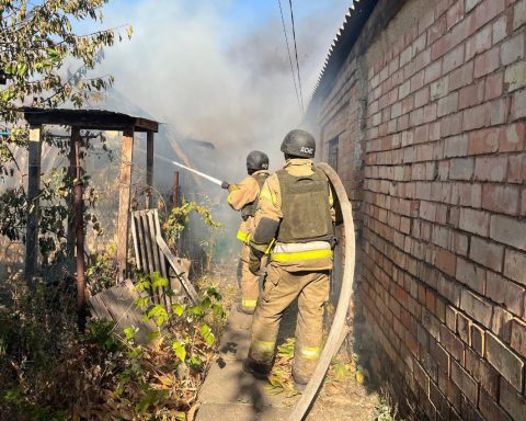 ДСНС ліквідують наслідки обстрілу