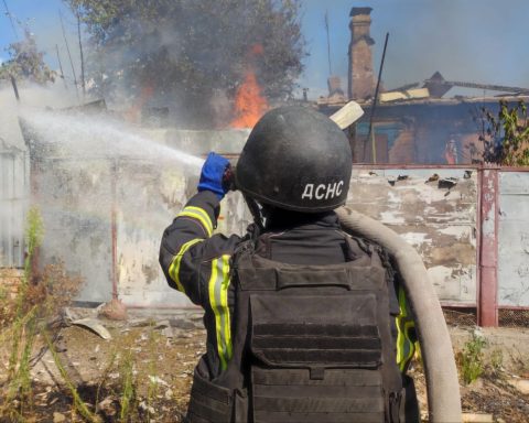 ДСНС ліквідують наслідки обстрілу Нікопольщини
