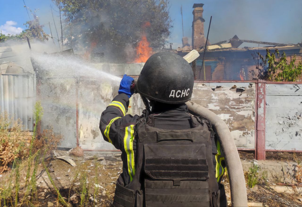 ДСНС ліквідують наслідки обстрілу Нікопольщини