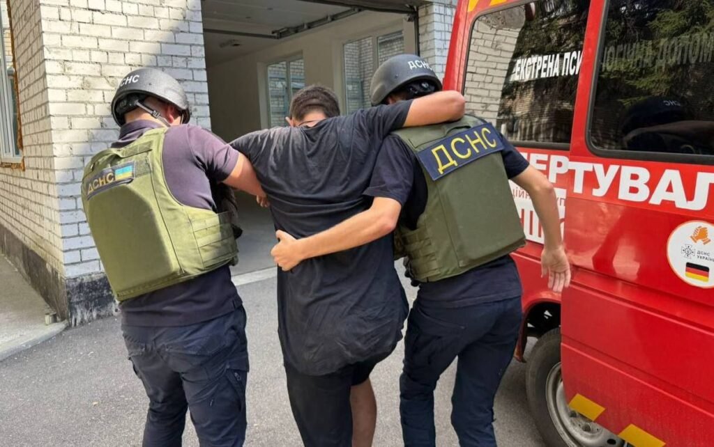 ДСНС рятують чоловіка після наслідків обстрілу