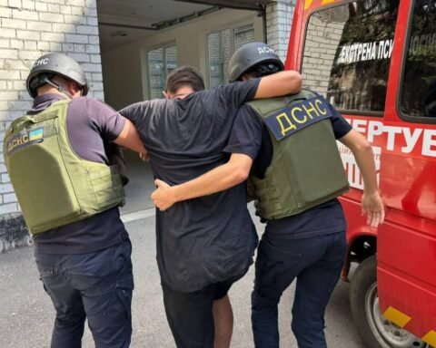ДСНС рятують чоловіка після наслідків обстрілу