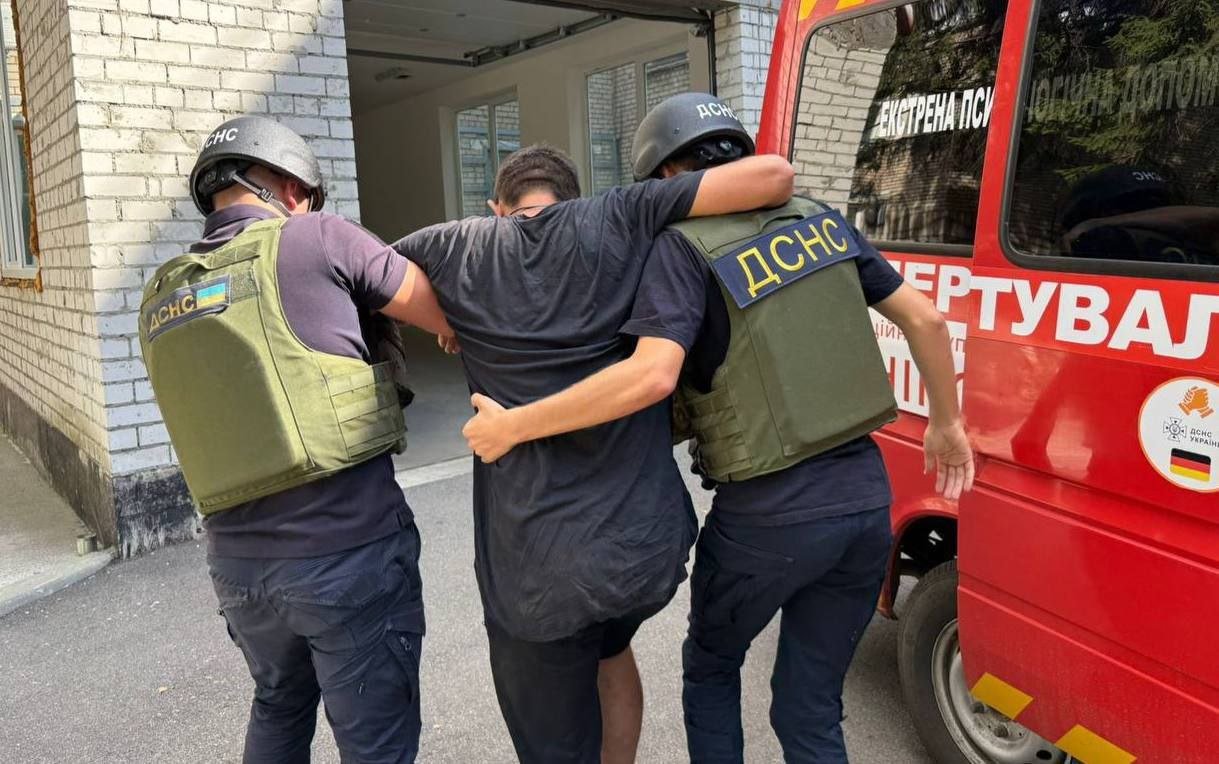 ДСНС рятують чоловіка після наслідків обстрілу