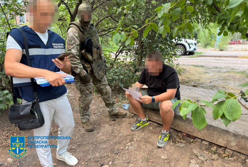 Вручення підозри волонтеру