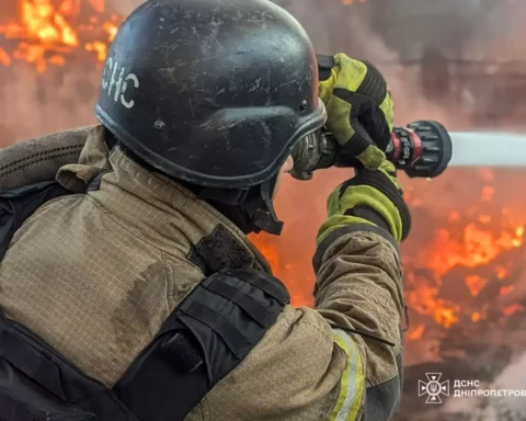 ДСНС ліквідують наслідки обстрілів Дніпропетровщини