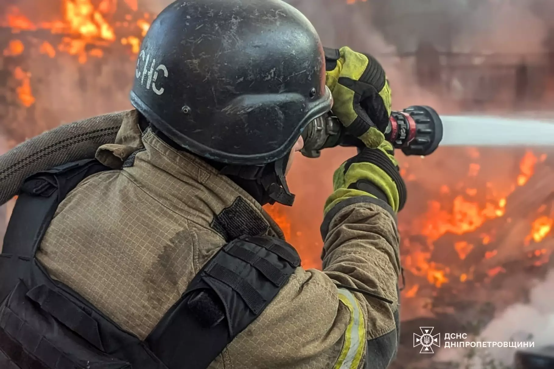 ДСНС ліквідують наслідки обстрілів Дніпропетровщини