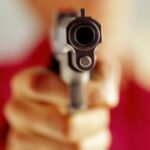 Дитина з пістолетом