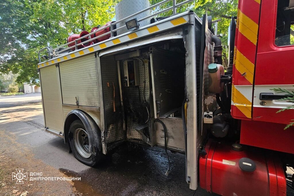 Пошкоджена машина ДСНС внаслідок удару дроном