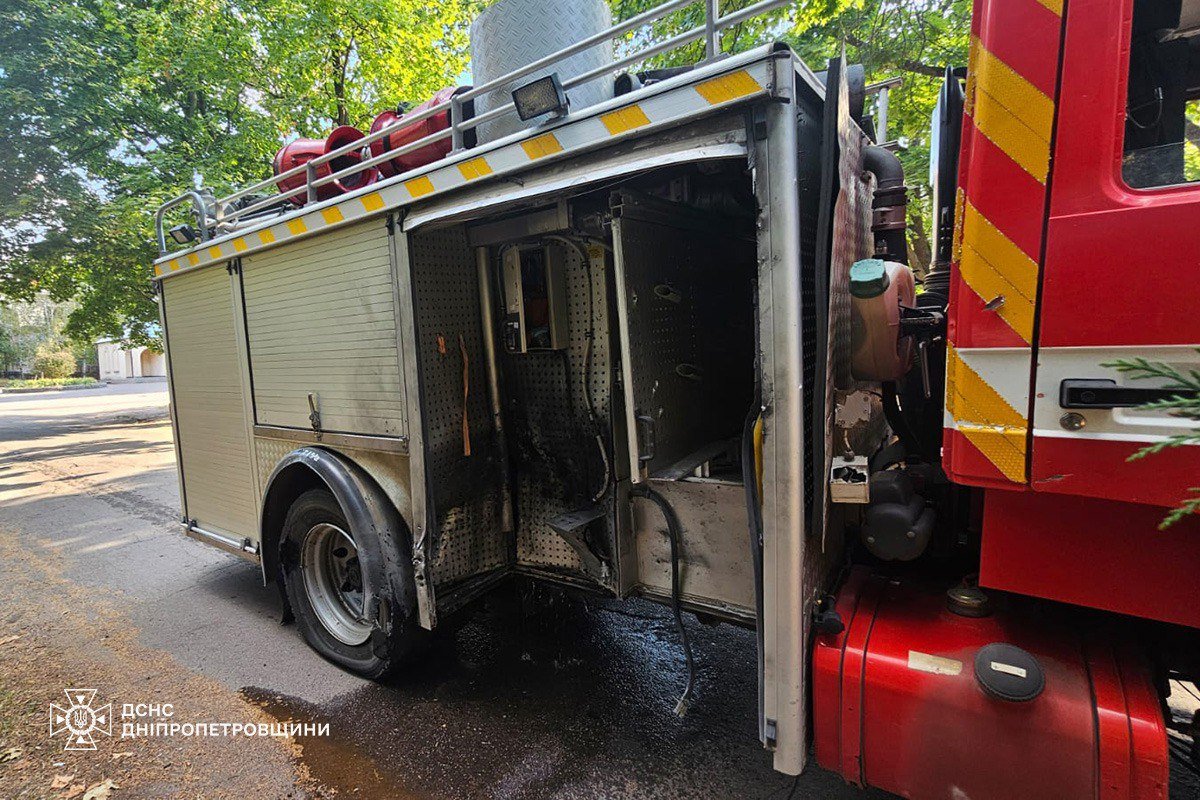 Пошкоджена машина ДСНС внаслідок удару дроном
