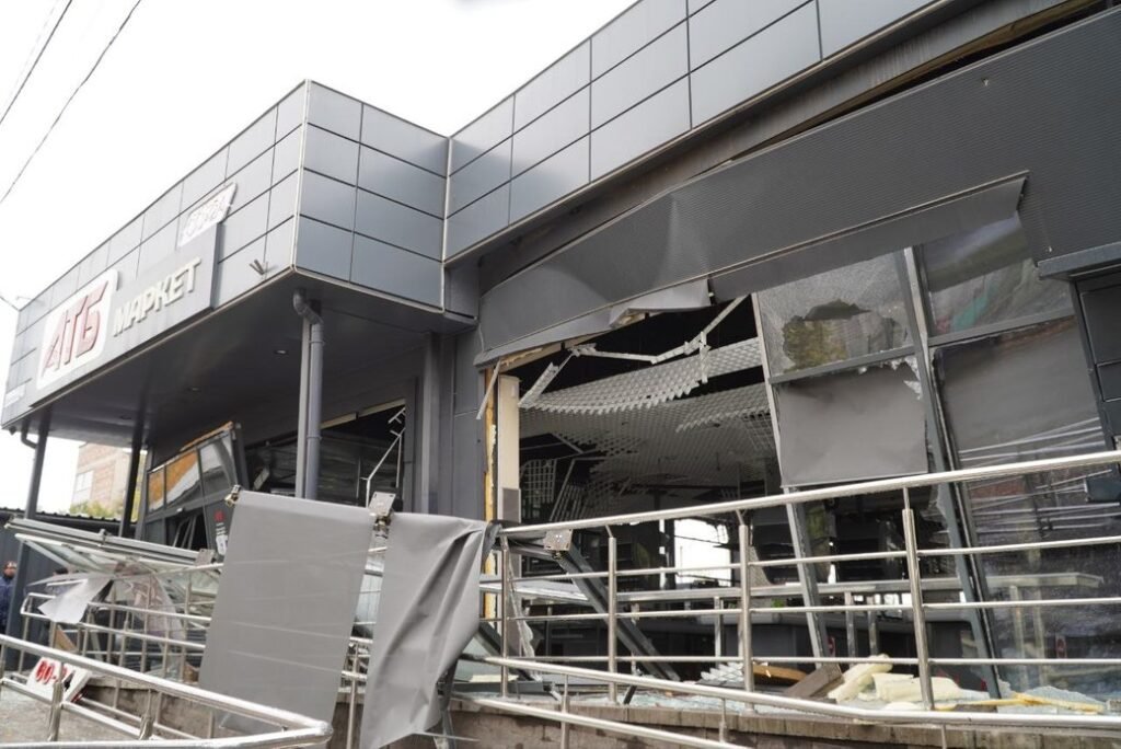 На Дніпропетровщині після удару "шахедом" вцілілу продукцію з супермаркету роздали людям