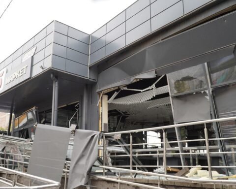 На Дніпропетровщині після удару "шахедом" вцілілу продукцію з супермаркету роздали людям