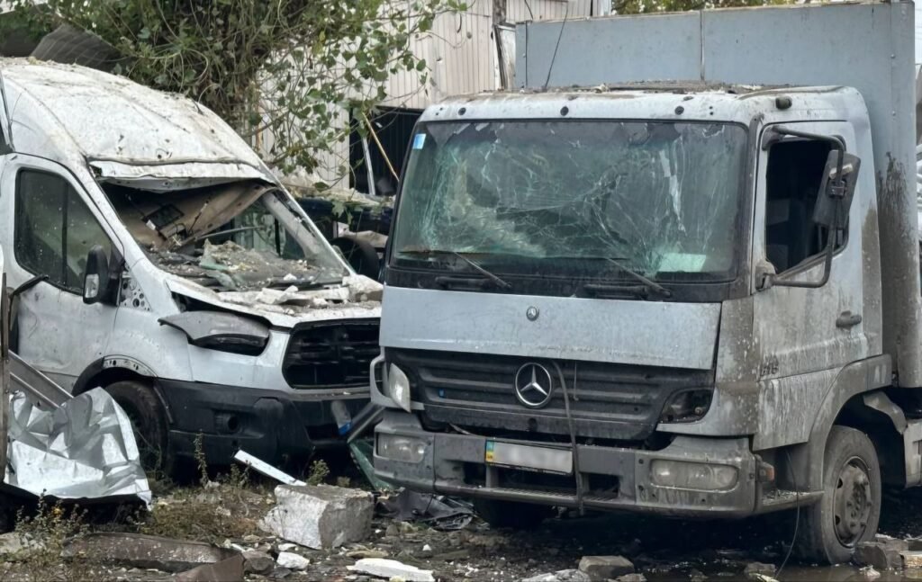 Знищені автівки внаслідок обстрілу на Нікопольщині