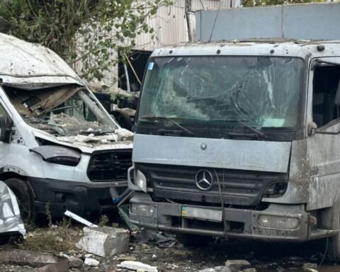 Знищені автівки внаслідок обстрілу на Нікопольщині